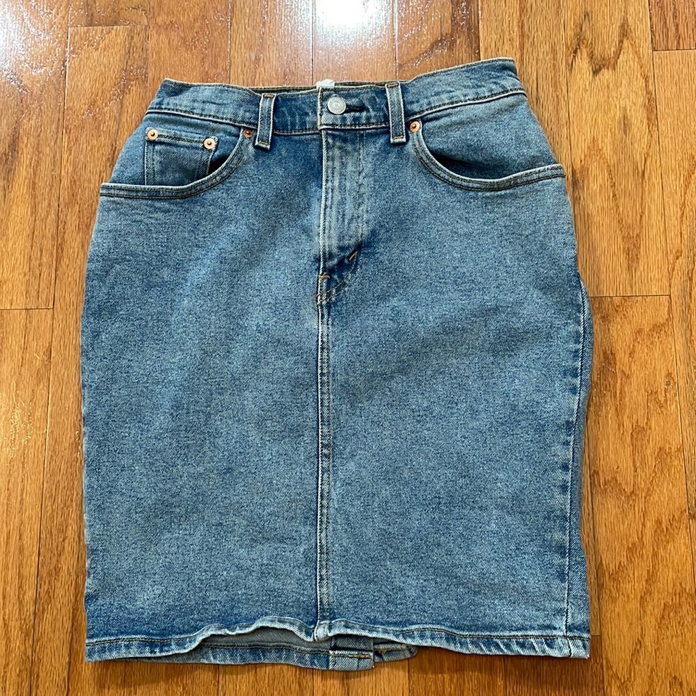 A NWT Levi’s Strauss & CO. Size 26 Blue Jeans Skirt Pencil Style Pockets